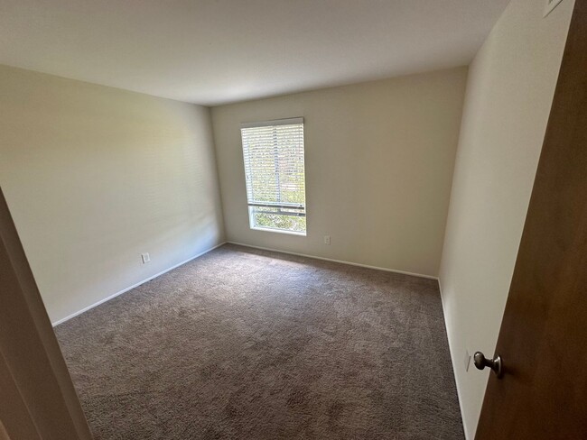 Building Photo - Beautifully Updated 2-Bedroom Unit with On...