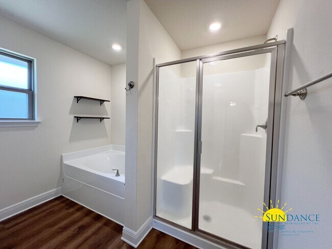 Building Photo - Stunning 4 Bedroom Home in Willow Creek Pl...