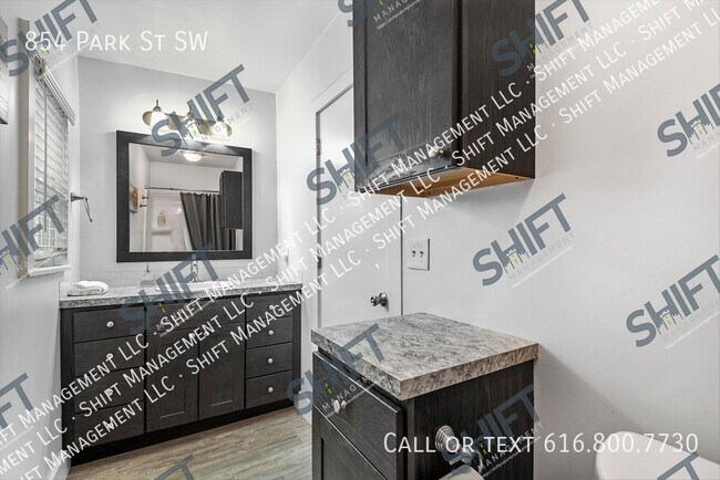 Building Photo - 854 Park St SW