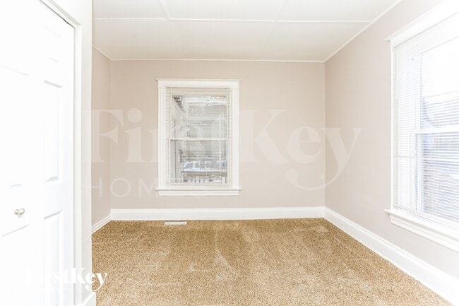 Building Photo - 202 S Park Ave