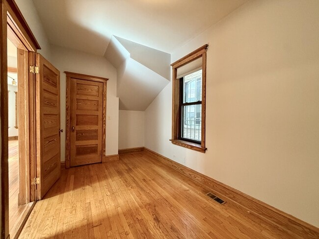 Building Photo - 1901 N Hoyne Ave