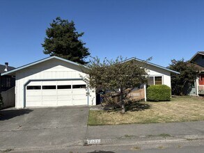 Building Photo - Three Bed Two Bath Arcata