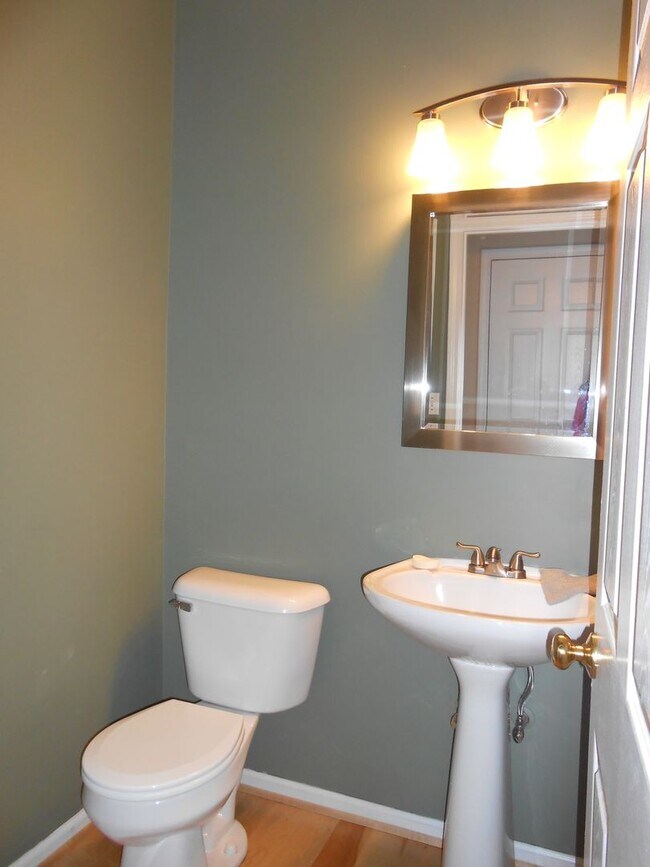 Building Photo - Beautifully Updated Townhome in Prime Carrboro Location – Walk to Downtown & Weaver Street Market