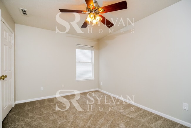 Building Photo - This stunning home is waiting for you!