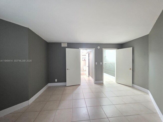 Building Photo - 1880 N Congress Ave