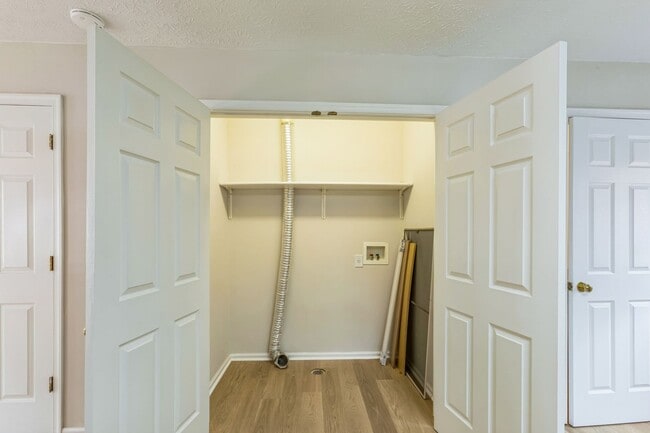Building Photo - Newly renovated 2bd/1.5 bath end unit town...