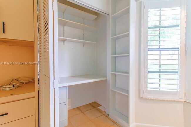 Building Photo - 5289 Fairway Woods Dr