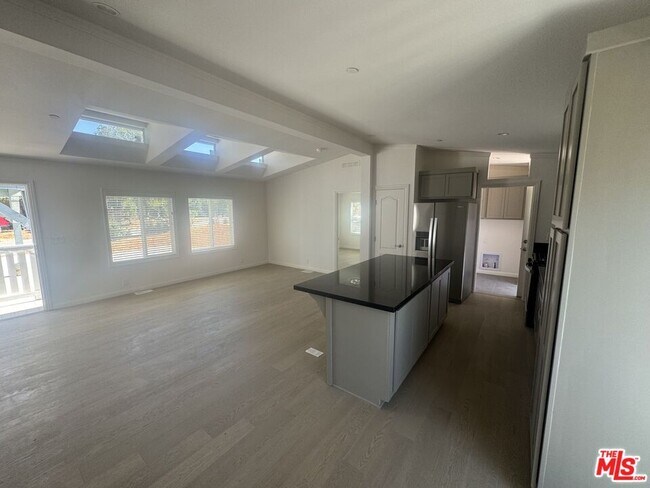 Building Photo - 1336 La Crescenta Dr