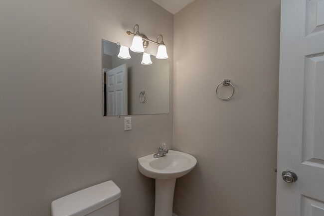 Building Photo - 4 bed/2 bath single-family home for lease ...