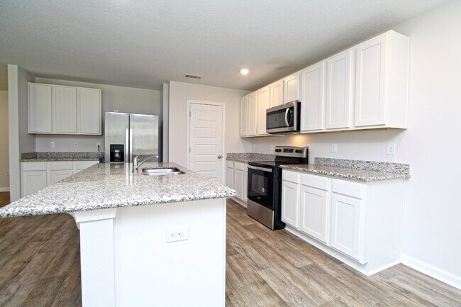 Building Photo - Spacious 4-Bed, 2-Bath East Milton Home with 2-Car Garage, Open-Concept Kitchen, Primary Suite, F...