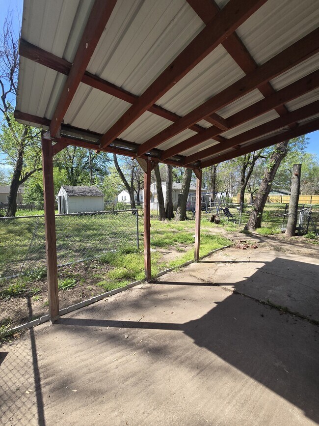 Building Photo - 1121 Luther E