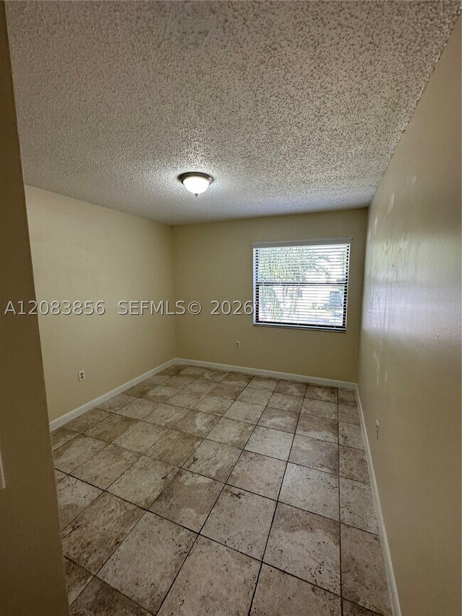 Building Photo - 9435 Fontainebleau Blvd