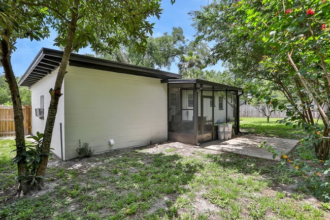 Building Photo - 3923 Tyndale Dr