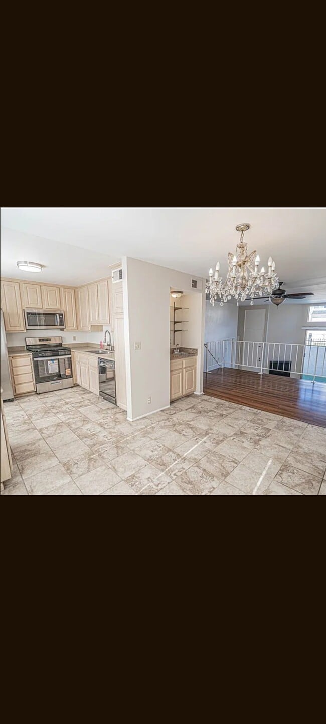 Building Photo - 9950 Topanga Canyon Blvd