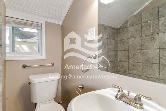 Building Photo - 610 E Edgemont Ave