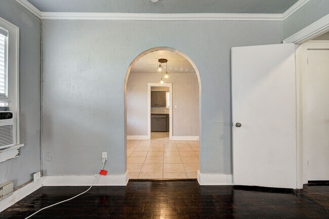 Building Photo - Charming 2-Bed, 1-Bath Upstairs Duplex Near the Paseo District * * * $350 MOVE-IN SPECIAL * * *