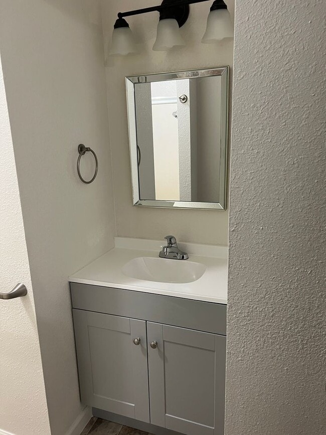 Building Photo - 3-bedroom, 2-bathroom home in Redding Upda...