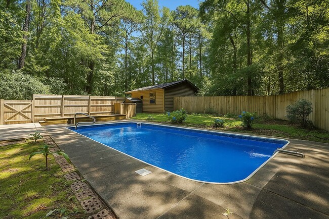 Building Photo - Charming 3BR 1 BTH Home with Inground Pool...