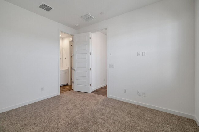 Building Photo - Like Brand New Luxurious Modern 3 Bedroom ...