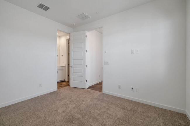 Building Photo - Like New Luxurious Model Home in Warner Meadows!