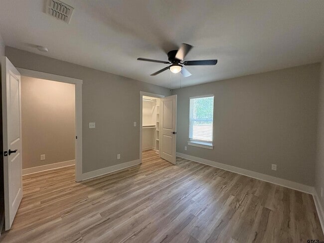 Building Photo - 492 Post Oak Dr