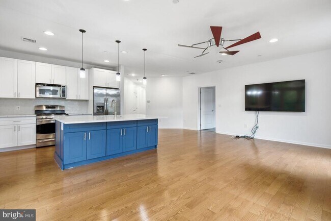 Building Photo - 301 Carson Terrace