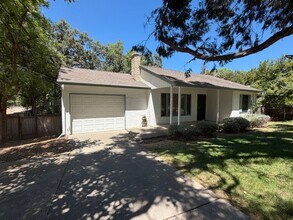 Building Photo - Cute home on large lot
