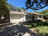 Building Photo - Cute home on large lot