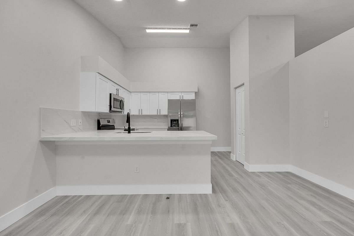 Building Photo - 13048 Meadowbreeze Dr