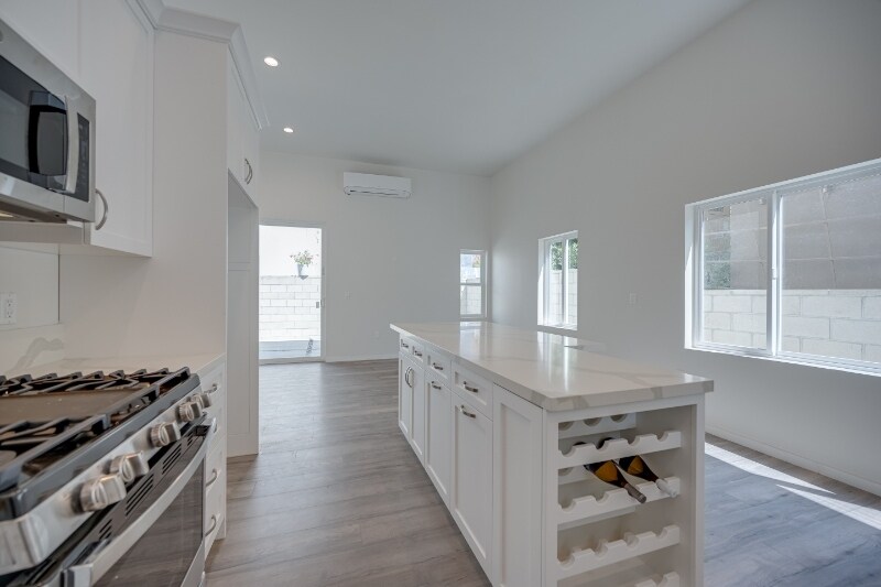 Building Photo - 2611 Hyperion Ave