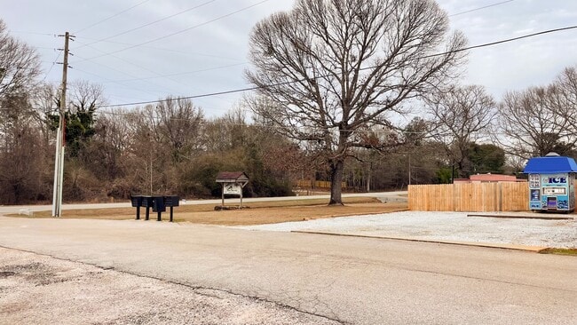 Building Photo - 1518 Lee County Rd 270