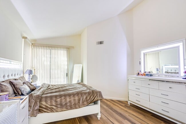 Building Photo - Gorgeous Single story home - walking dista...