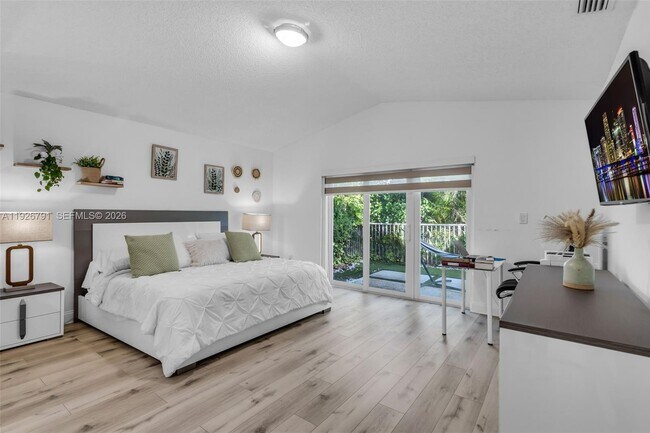 Building Photo - 15241 Wilshire Ct