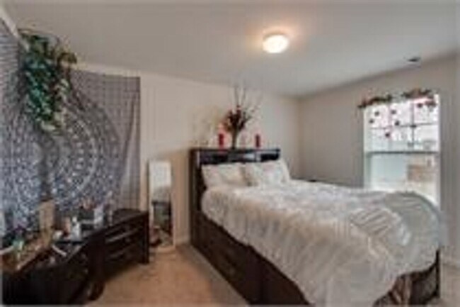 Building Photo - Beautiful 4bd 2.5ba home with Community Am...