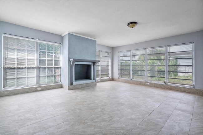 Building Photo - 1060 NE 166th St