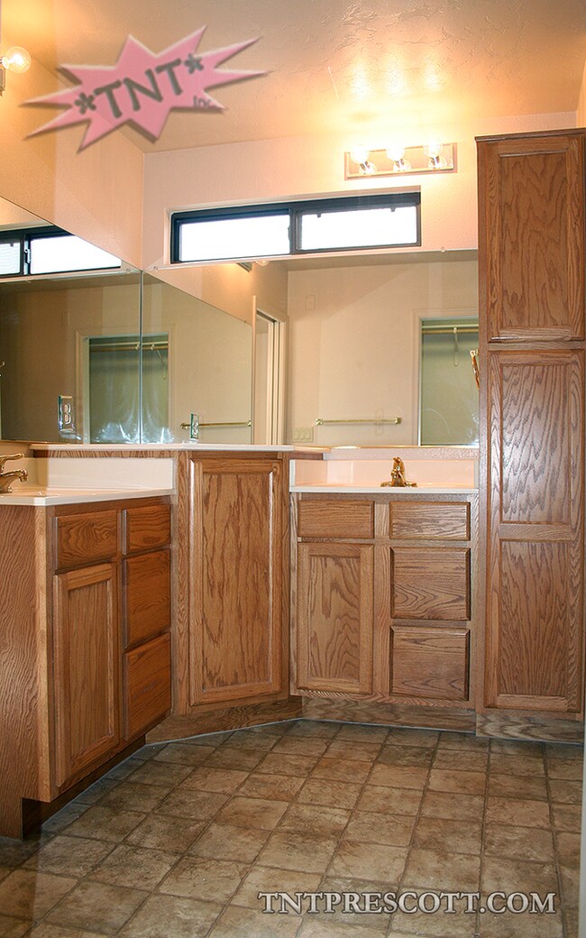 Building Photo - Home in Cliff Rose HOA ~ Winter Special!!