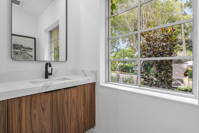 Building Photo - 2330 Lake Ave