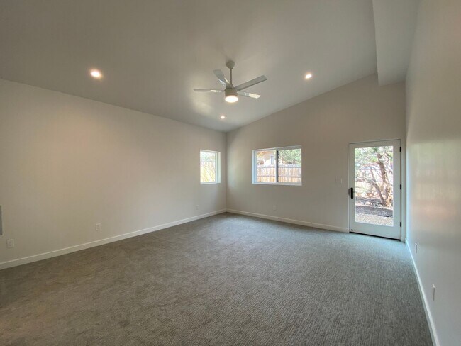 Building Photo - 100 W Hummingbird Ln