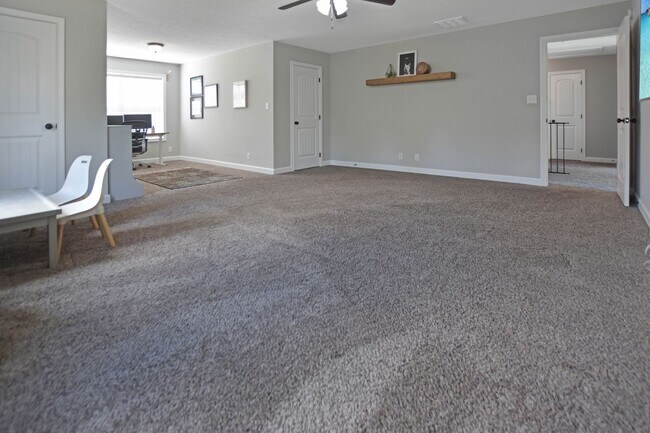 Building Photo - Pet Friendly Three Bedroom with Bonus in S...