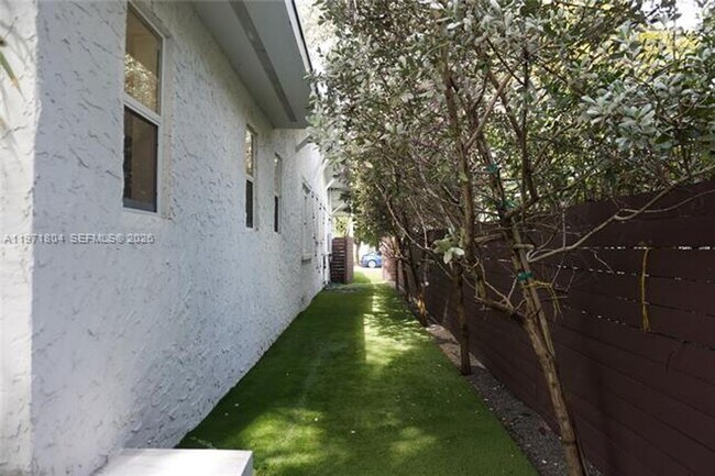 Building Photo - 640 NE 71st St