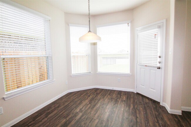 Building Photo - 3771 Lake Bend Shore Dr