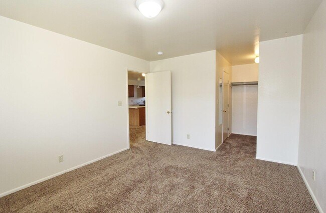 Building Photo - 551 N Moffatt Ave