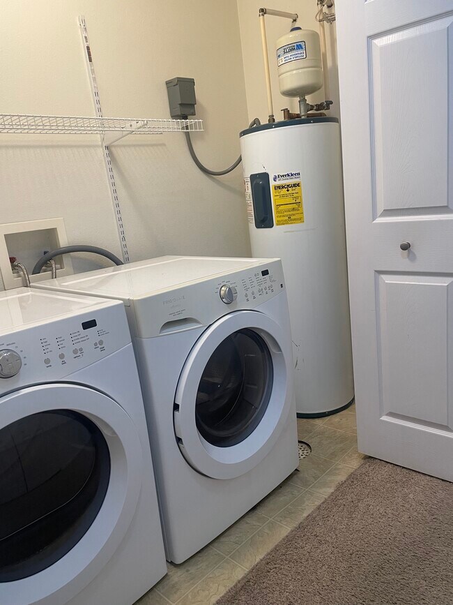 Building Photo - 1351 E Oakland St