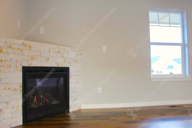 Building Photo - Newer single-level 3 BR home in NW Redmond with fenced backyard and RV parking