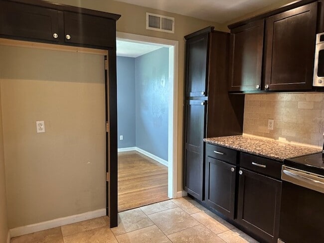 Building Photo - Harwood Floors - Granite Countertops - Mid...