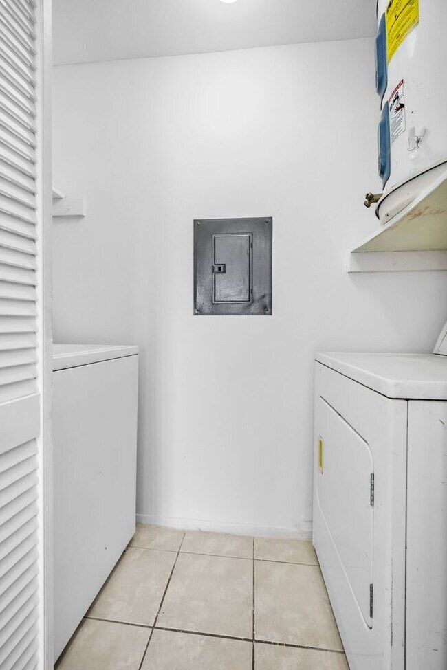 Building Photo - Cozy 2/1 Home in Sunrise!