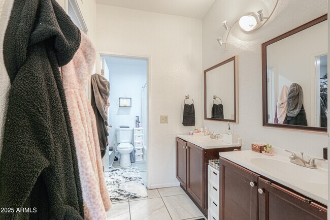 Building Photo - 6550 N 47th Ave