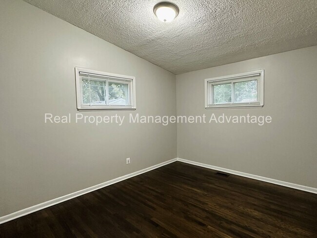 Building Photo - Oak Park Mid-Century Modern Beauty!