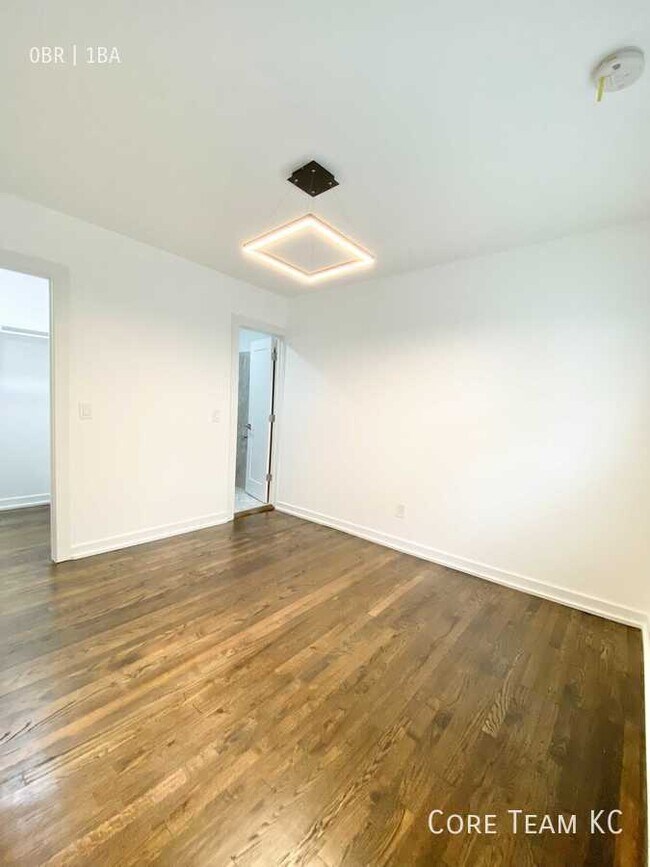 Building Photo - 110 E 40th St