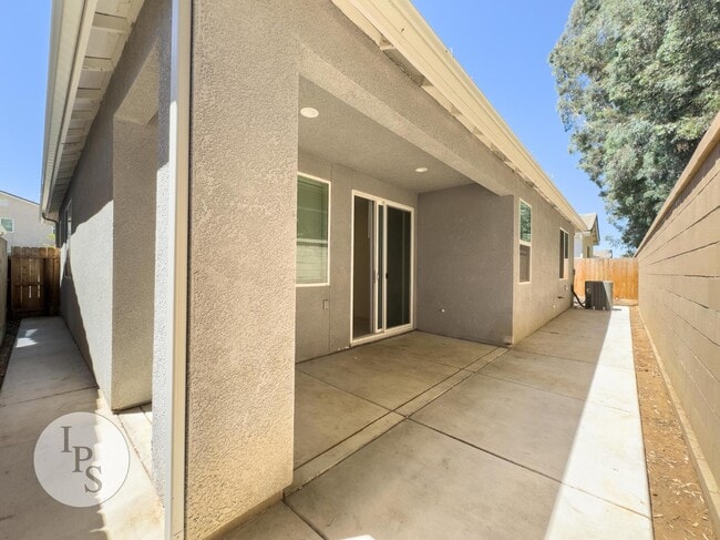 Building Photo - 1457 Las Rosas Ave